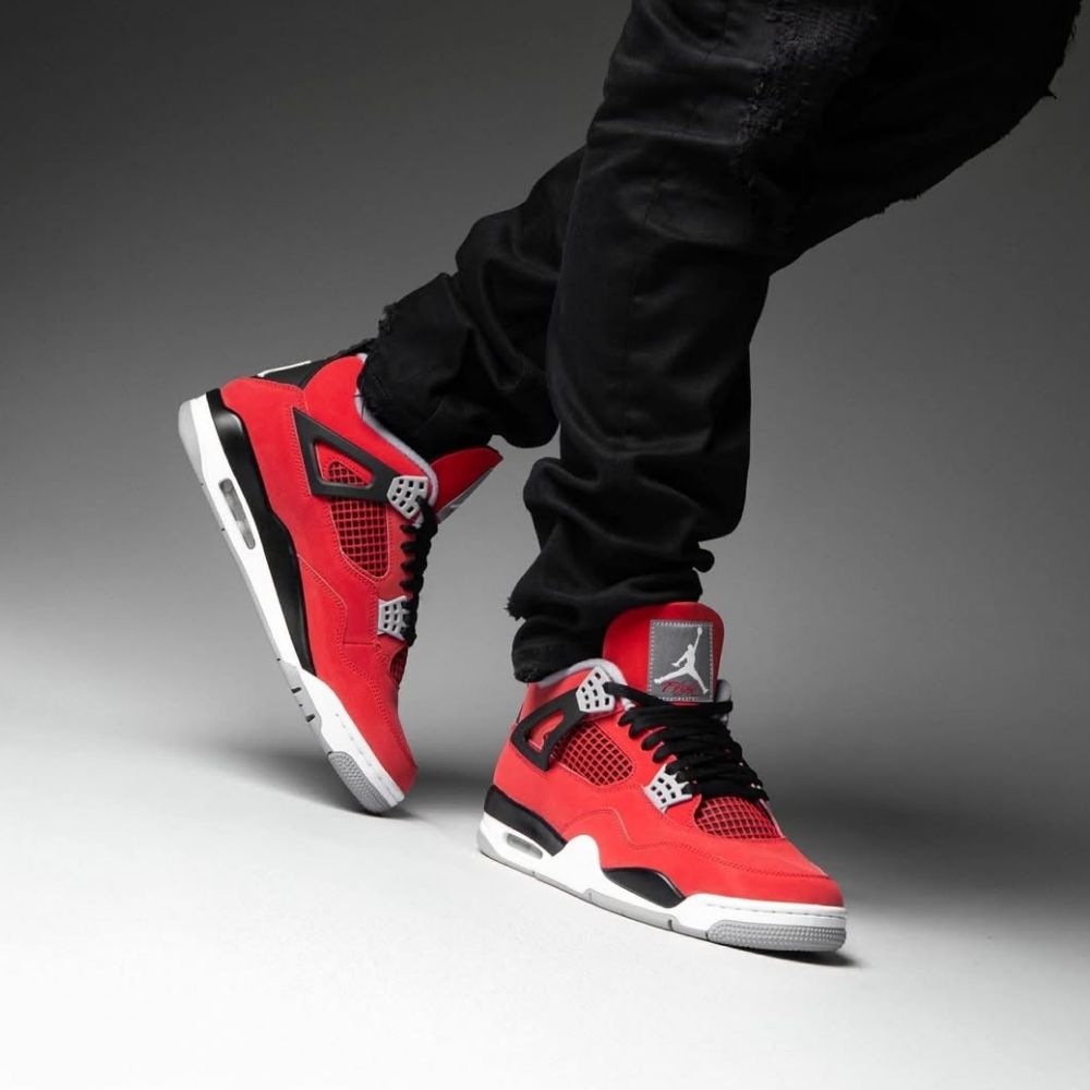 Air Jordan 4 Retro Toro Bravo Fire in Red - product image from the listing.