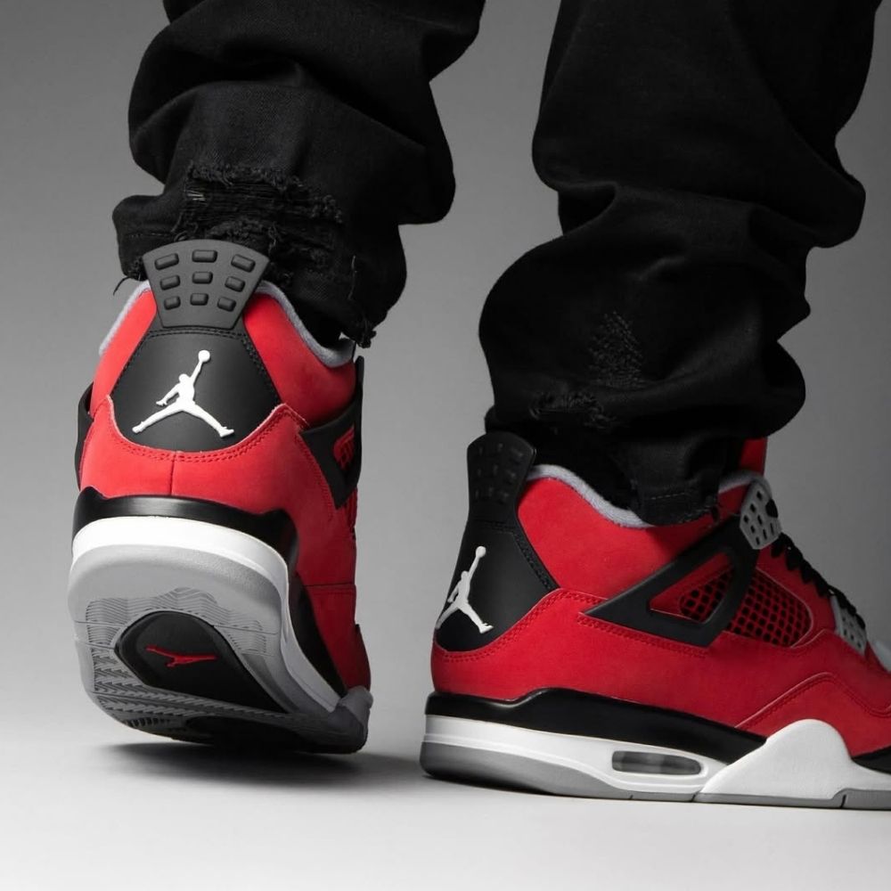 Air Jordan 4 Retro Toro Bravo Fire in Red - product image from the listing.