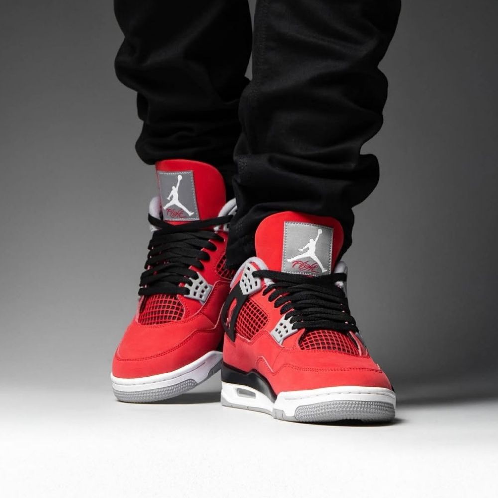 Air Jordan 4 Retro Toro Bravo Fire in Red - product image from the listing.