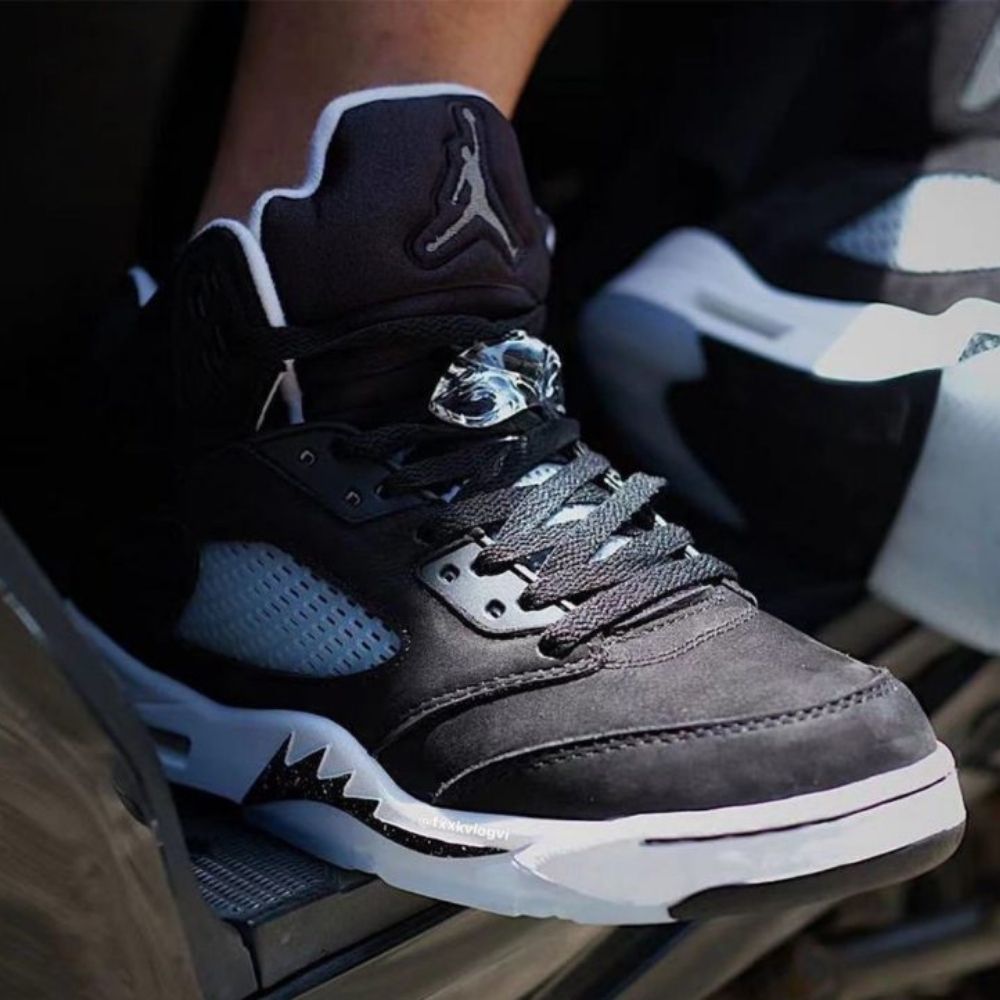 Oreo Black White - Air Jordan 5 Retro 2021 - product image from the listing.