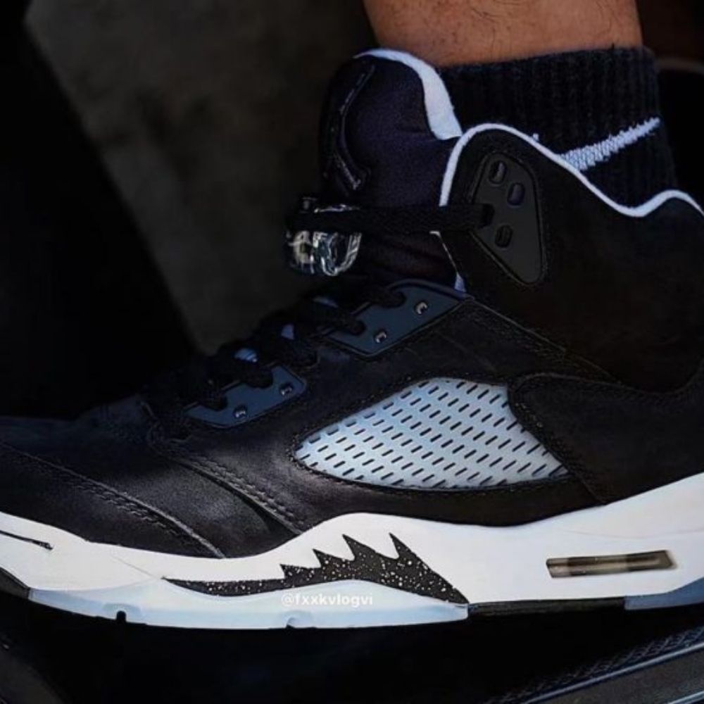 Oreo Black White - Air Jordan 5 Retro 2021 - product image from the listing.