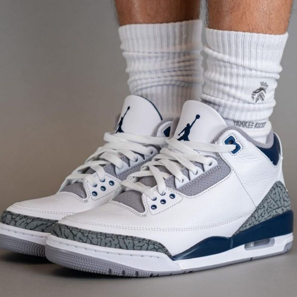 Air Jordan 3 Retro in Midnight Navy - product image from the listing.