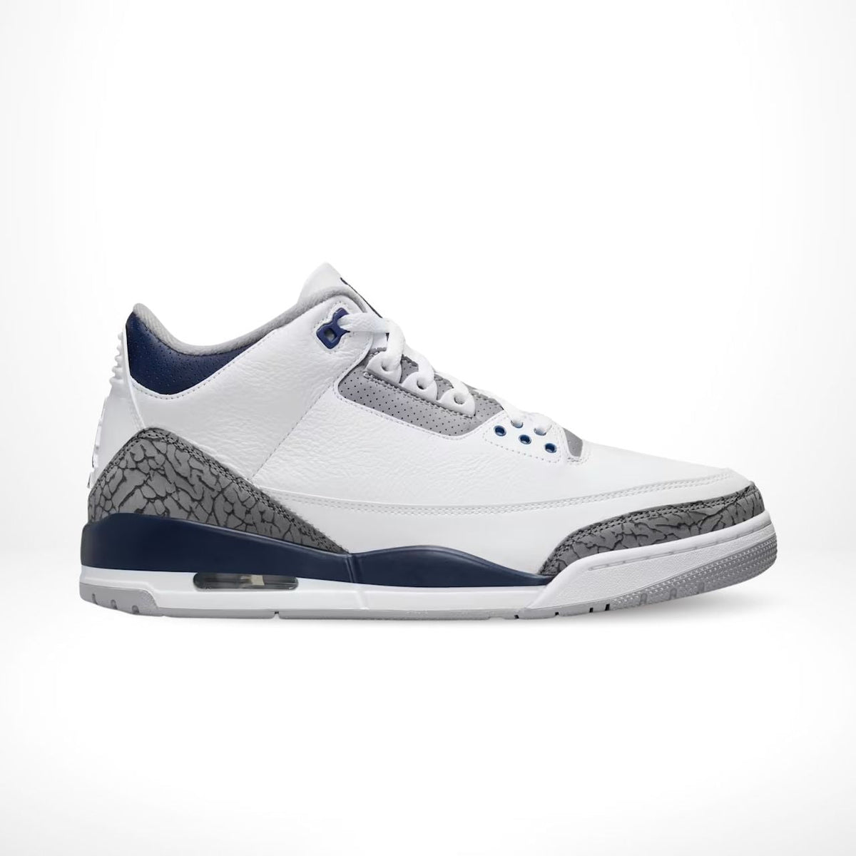 Air Jordan 3 Retro in Midnight Navy - product image from the listing.