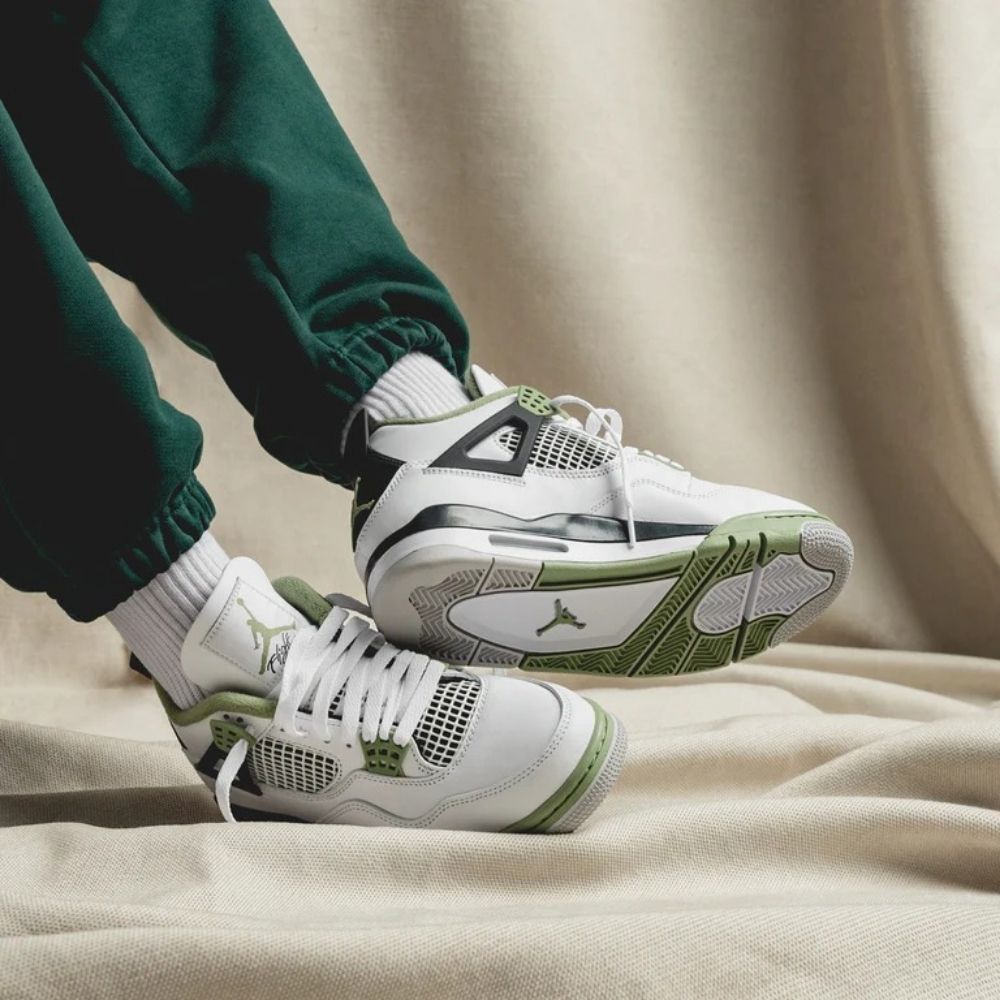 Air Jordan 4 Retro Seafoam in Green - product image from the listing.
