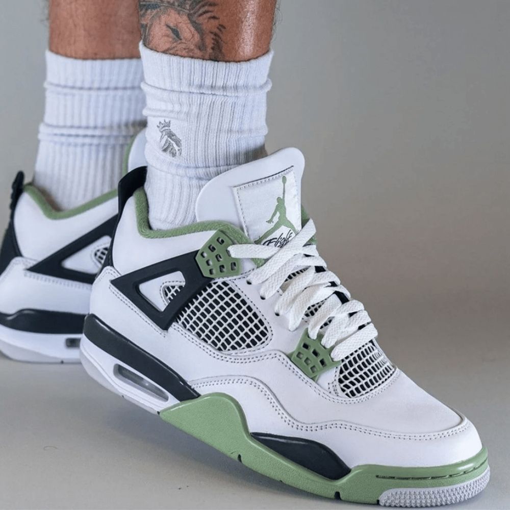 Air Jordan 4 Retro Seafoam in Green - product image from the listing.