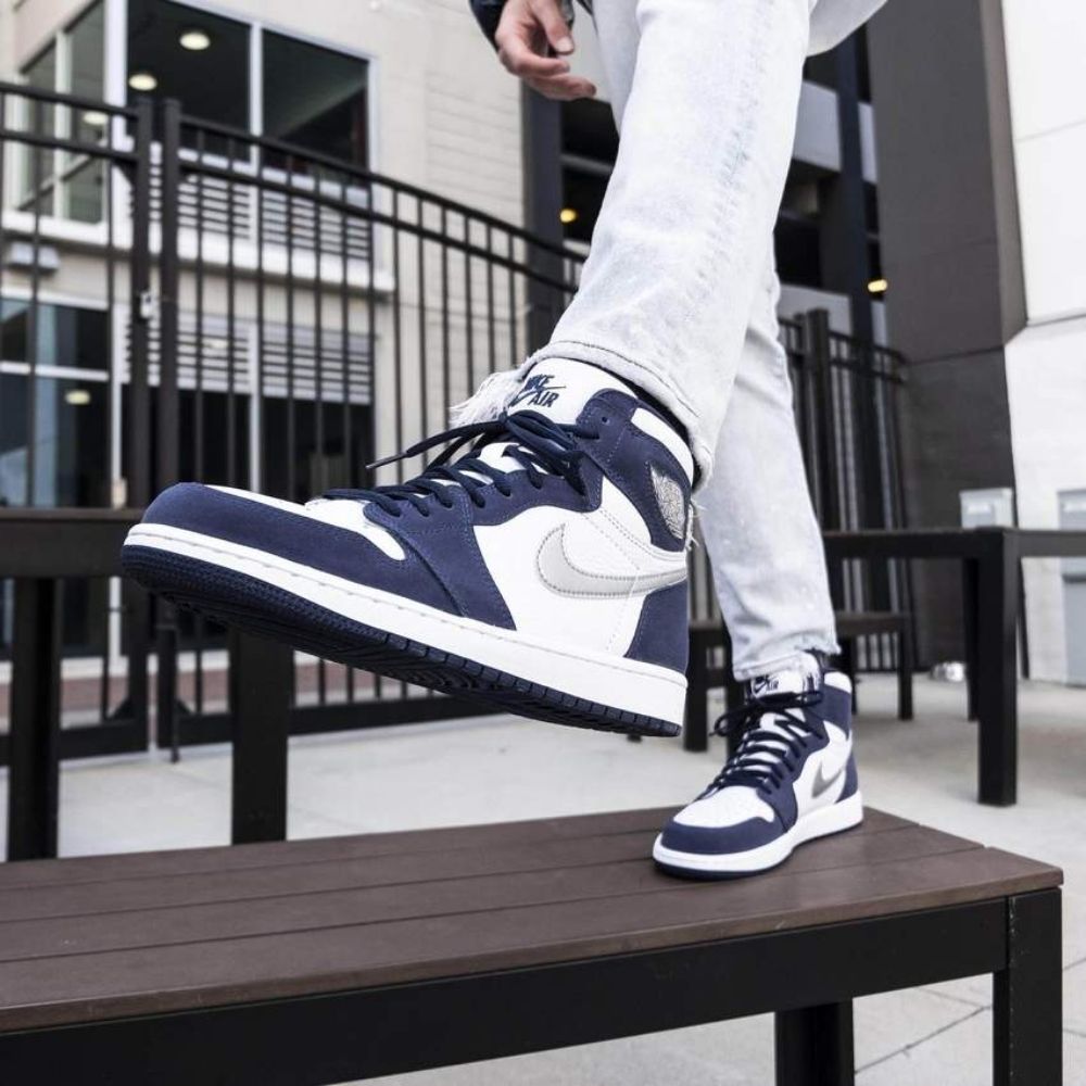Air Jordan 1 Retro High in Midnight Navy - product image from the listing.