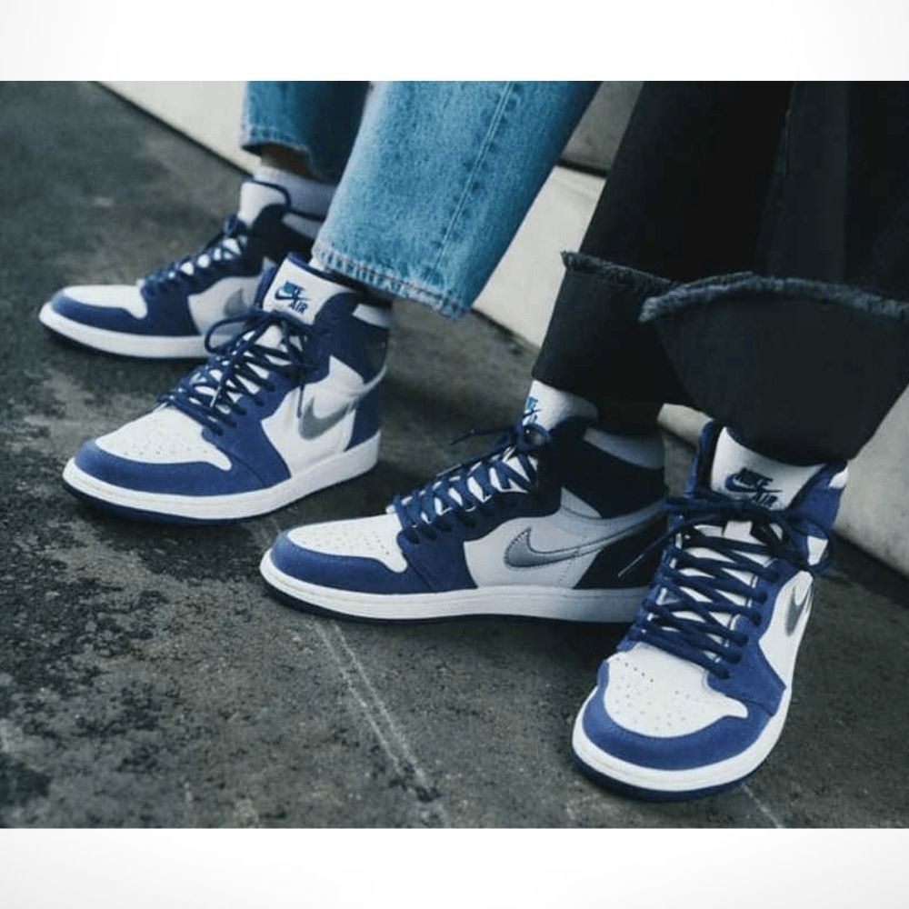 Air Jordan 1 Retro High in Midnight Navy - product image from the listing.