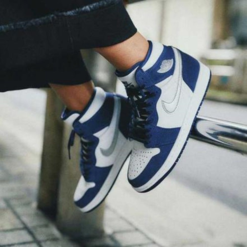 Air Jordan 1 Retro High in Midnight Navy - product image from the listing.