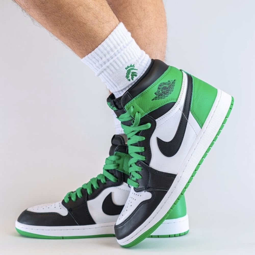Air Jordan 1 Retro High OG Lucky in Green Black - product image from the listing.
