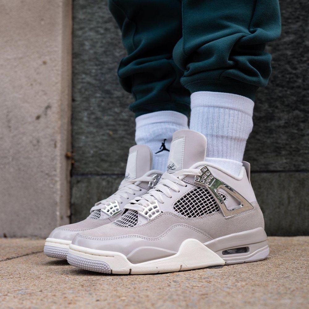 Frozen Moments - Air Jordan 4 Retro - product image from the listing.