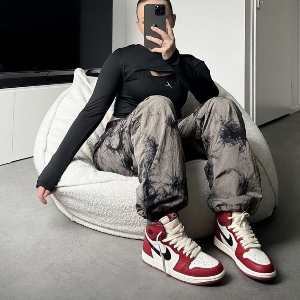 Air Jordan 1 Retro High OG Chicago Lost n Found in Red - product image from the listing.
