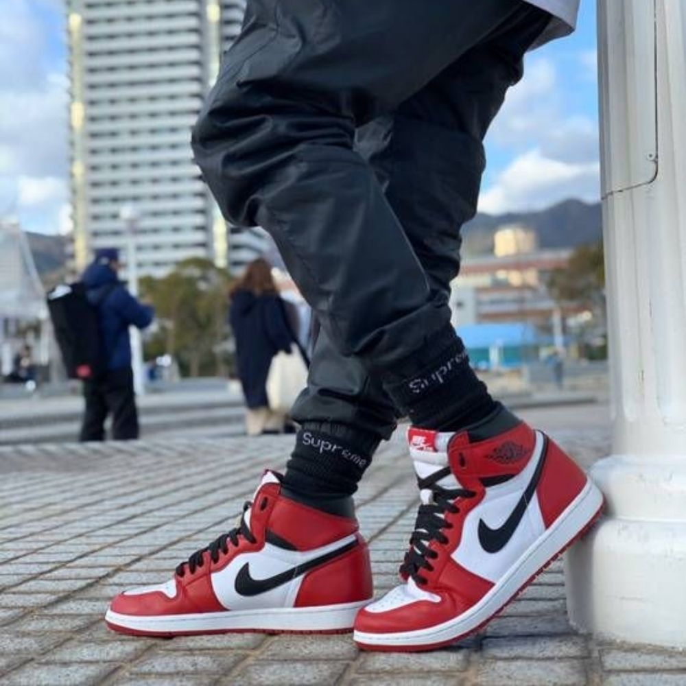 Air Jordan 1 Retro High OG Chicago Lost n Found in Red - product image from the listing.