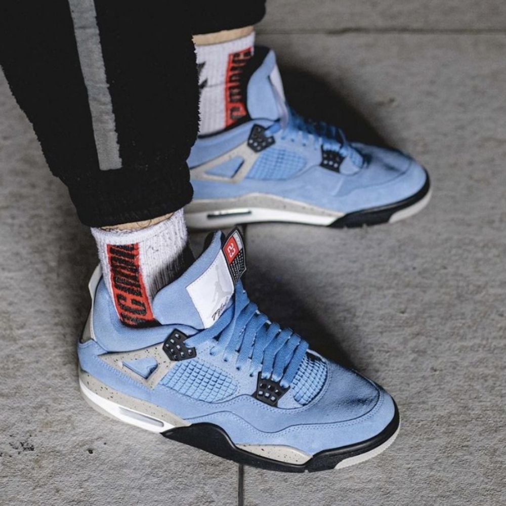 Air Jordan 4 Retro in University Blue - product image from the listing.