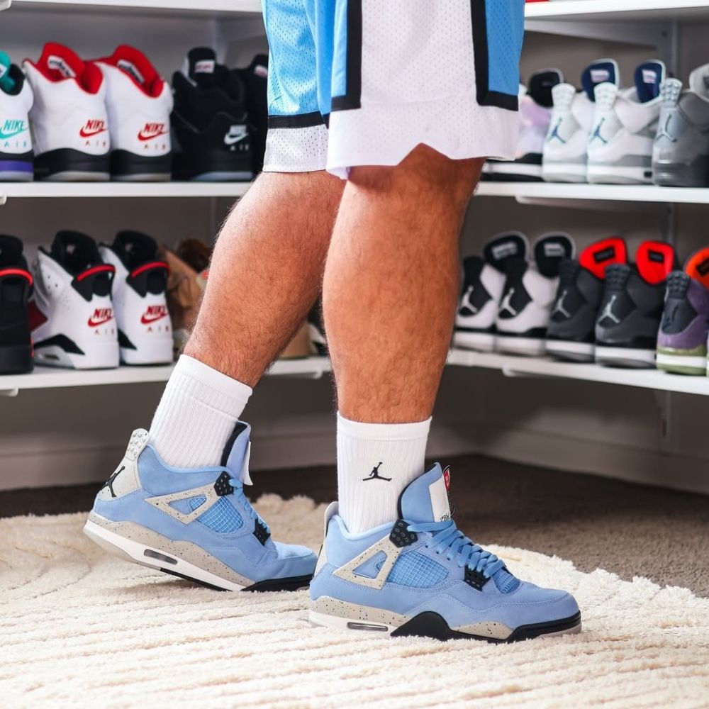 Air Jordan 4 Retro in University Blue - product image from the listing.