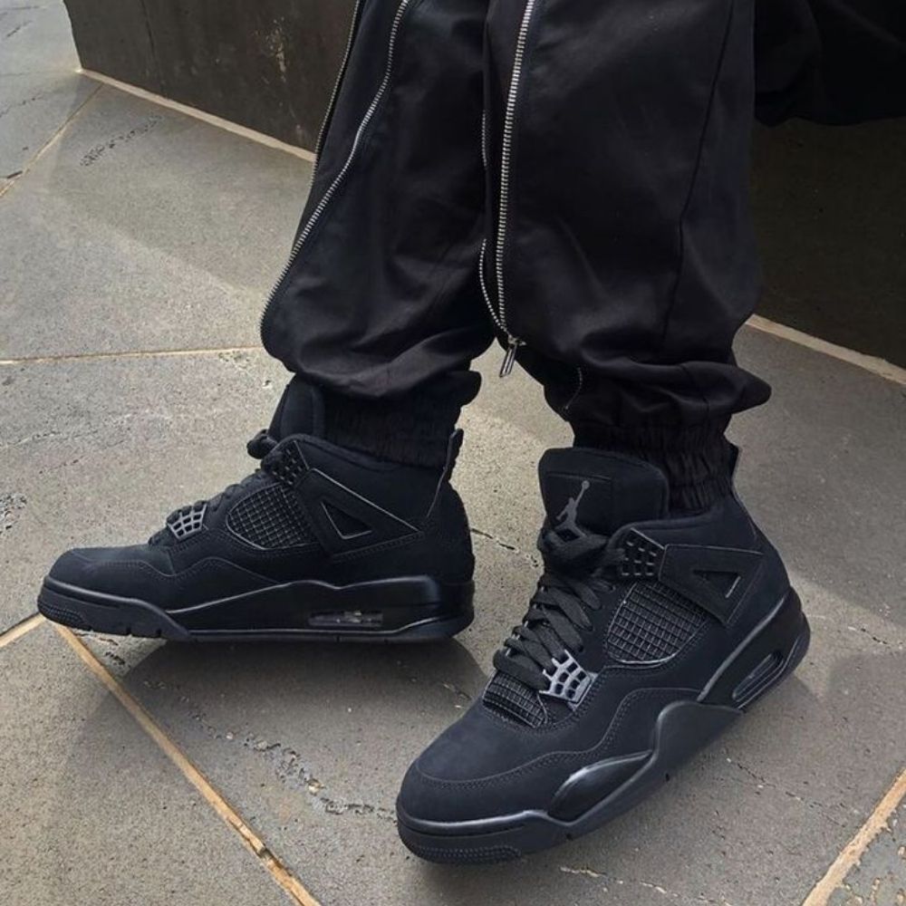 Black Cat - Air Jordan 4 Retro - product image from the listing.