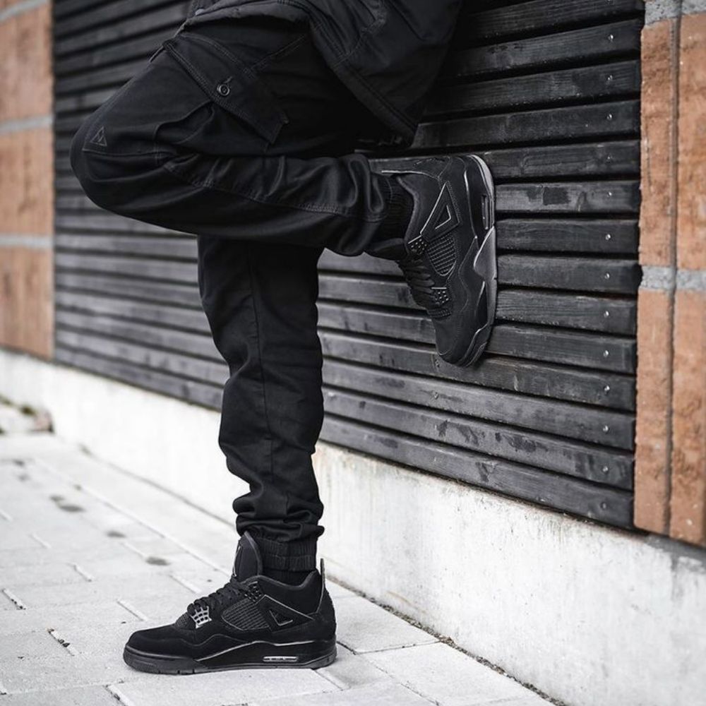 Black Cat - Air Jordan 4 Retro - product image from the listing.