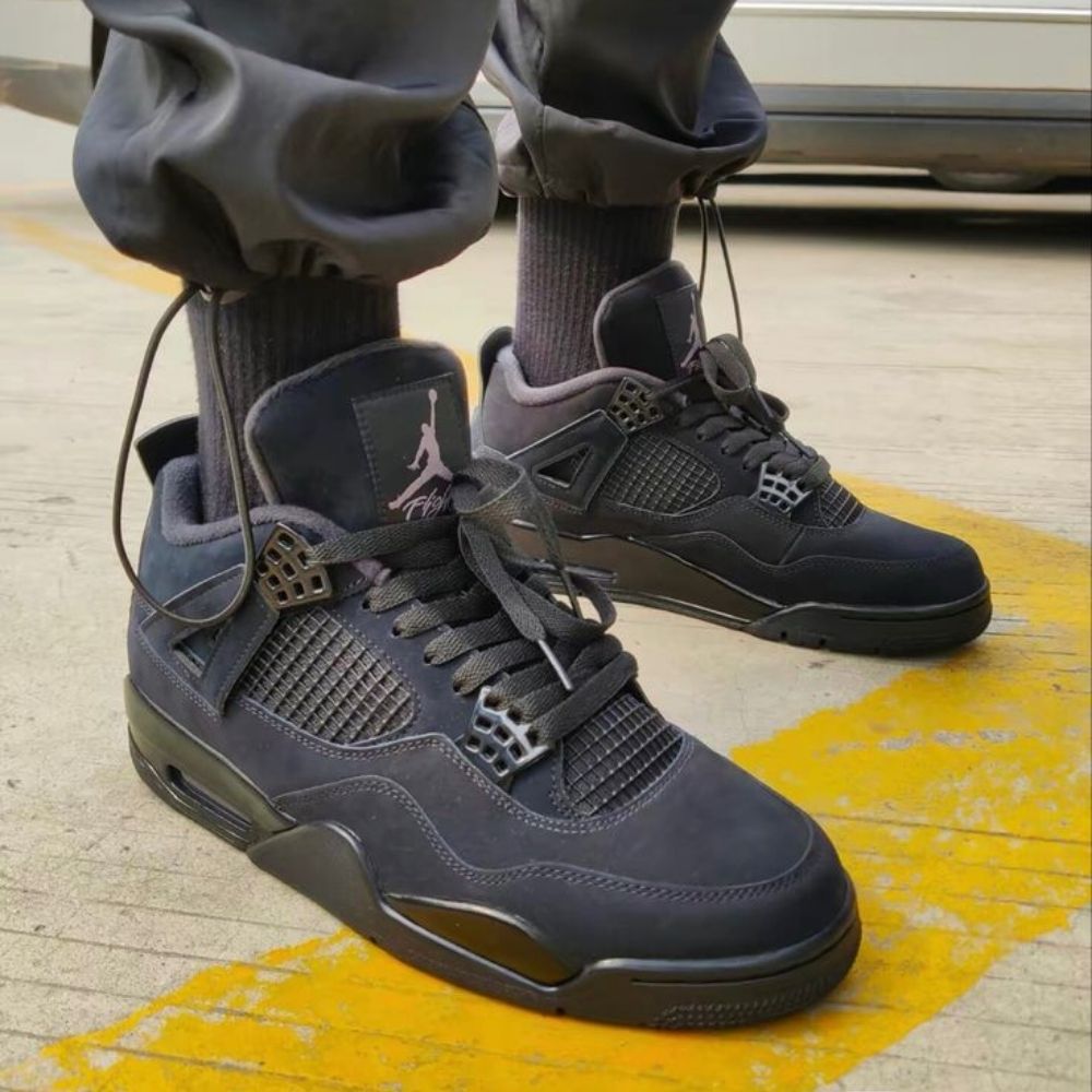 Black Cat - Air Jordan 4 Retro - product image from the listing.