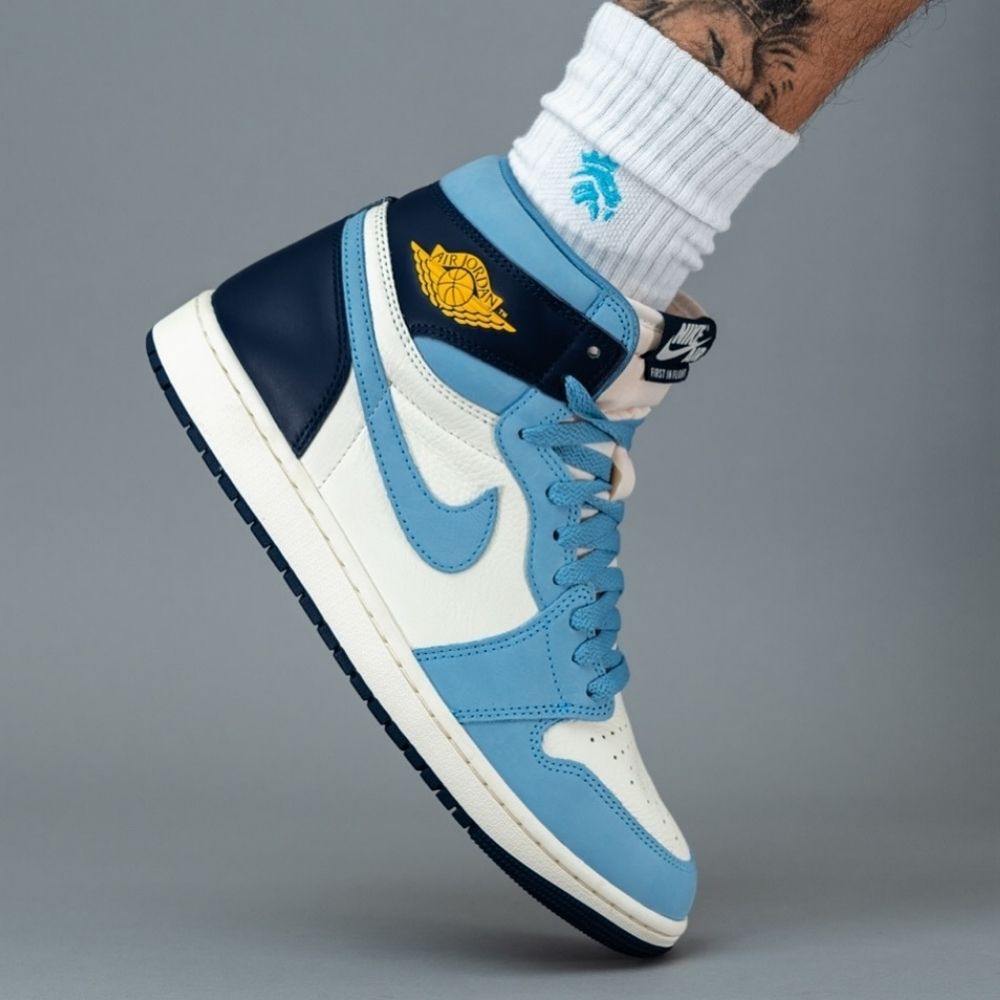 Air Jordan 1 Retro High OG in University Blue Midnight Navy - product image from the listing.