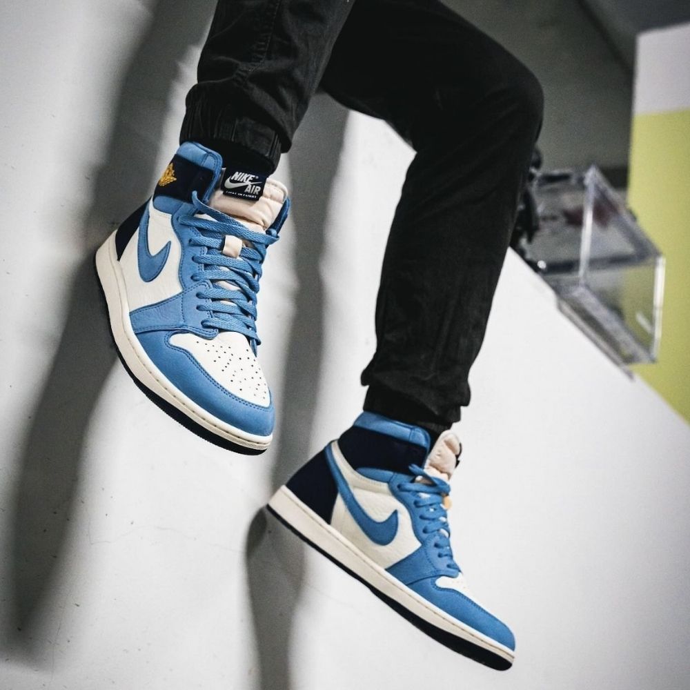 Air Jordan 1 Retro High OG in University Blue Midnight Navy - product image from the listing.