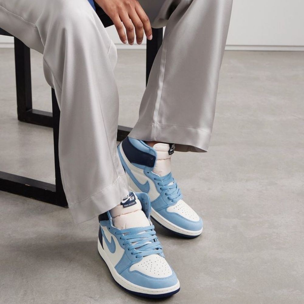 Air Jordan 1 Retro High OG in University Blue Midnight Navy - product image from the listing.