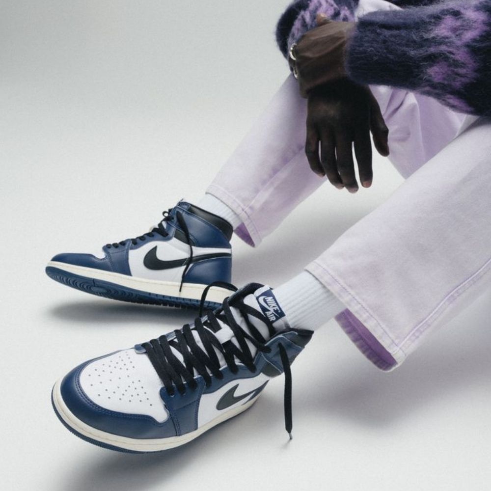 Air Jordan 1 Retro High OG in Midnight Navy - product image from the listing.