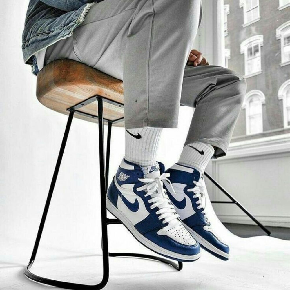 Air Jordan 1 Retro High OG in Midnight Navy - product image from the listing.