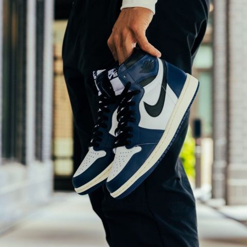 Air Jordan 1 Retro High OG in Midnight Navy - product image from the listing.