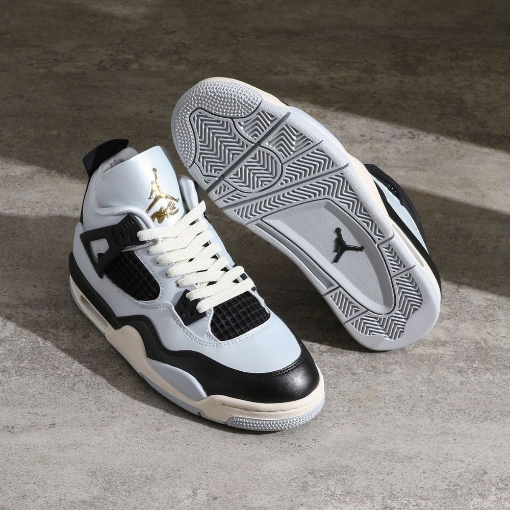 Air Jordan 4 GS in Pure Platinum - product image from the listing.