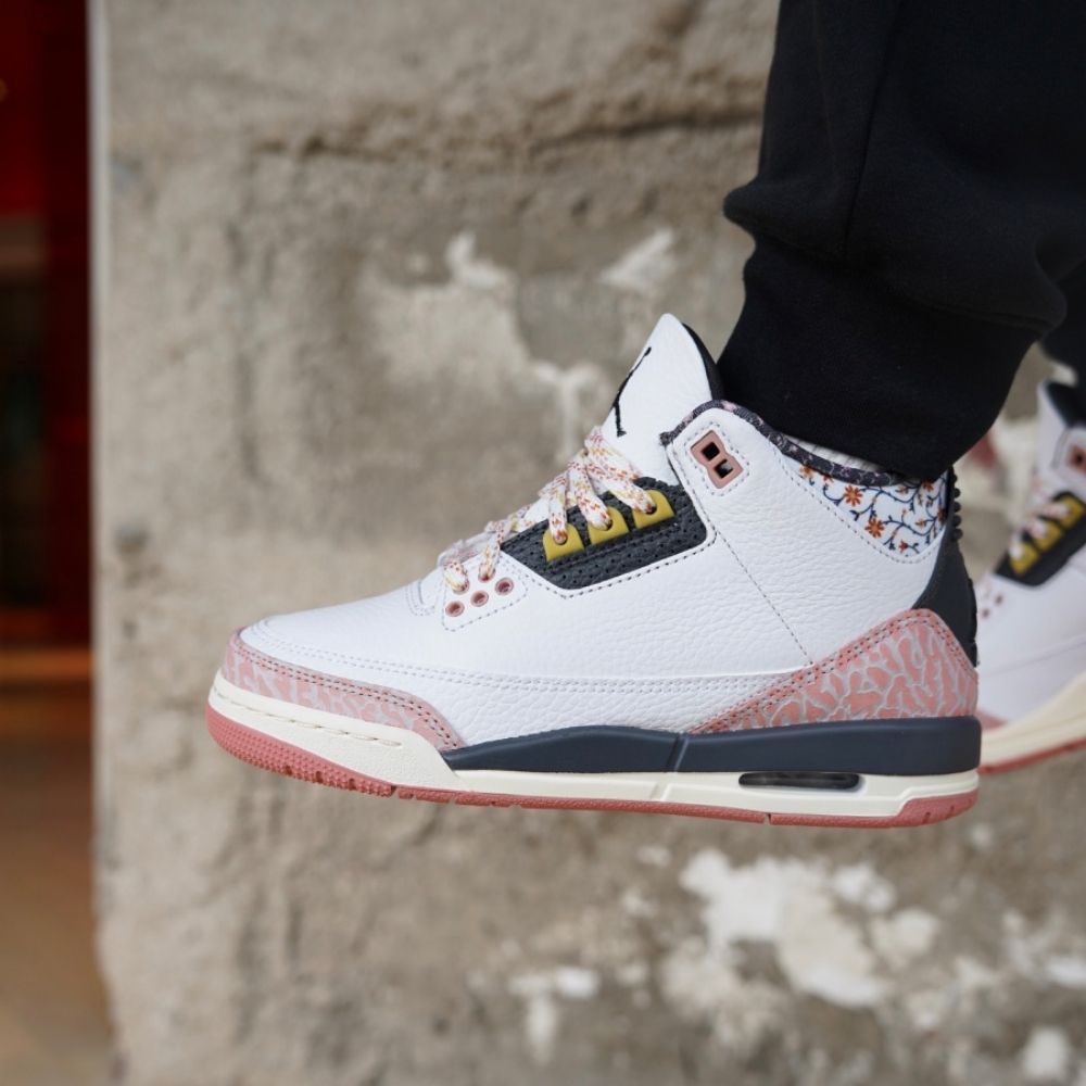 Red Stardust - Air Jordan 3 GS - product image from the listing.