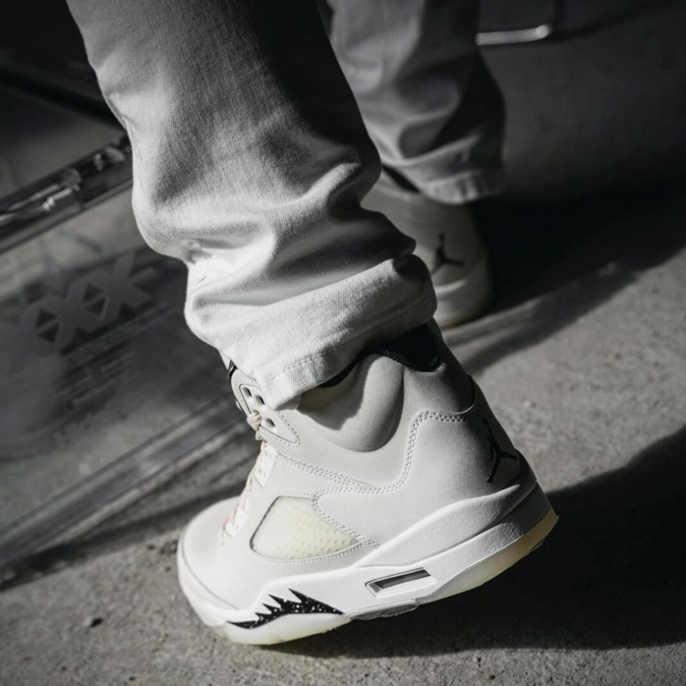 Air Jordan 5 Retro SE in Sail - product image from the listing.