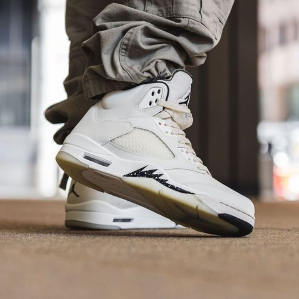 Air Jordan 5 Retro SE in Sail - product image from the listing.