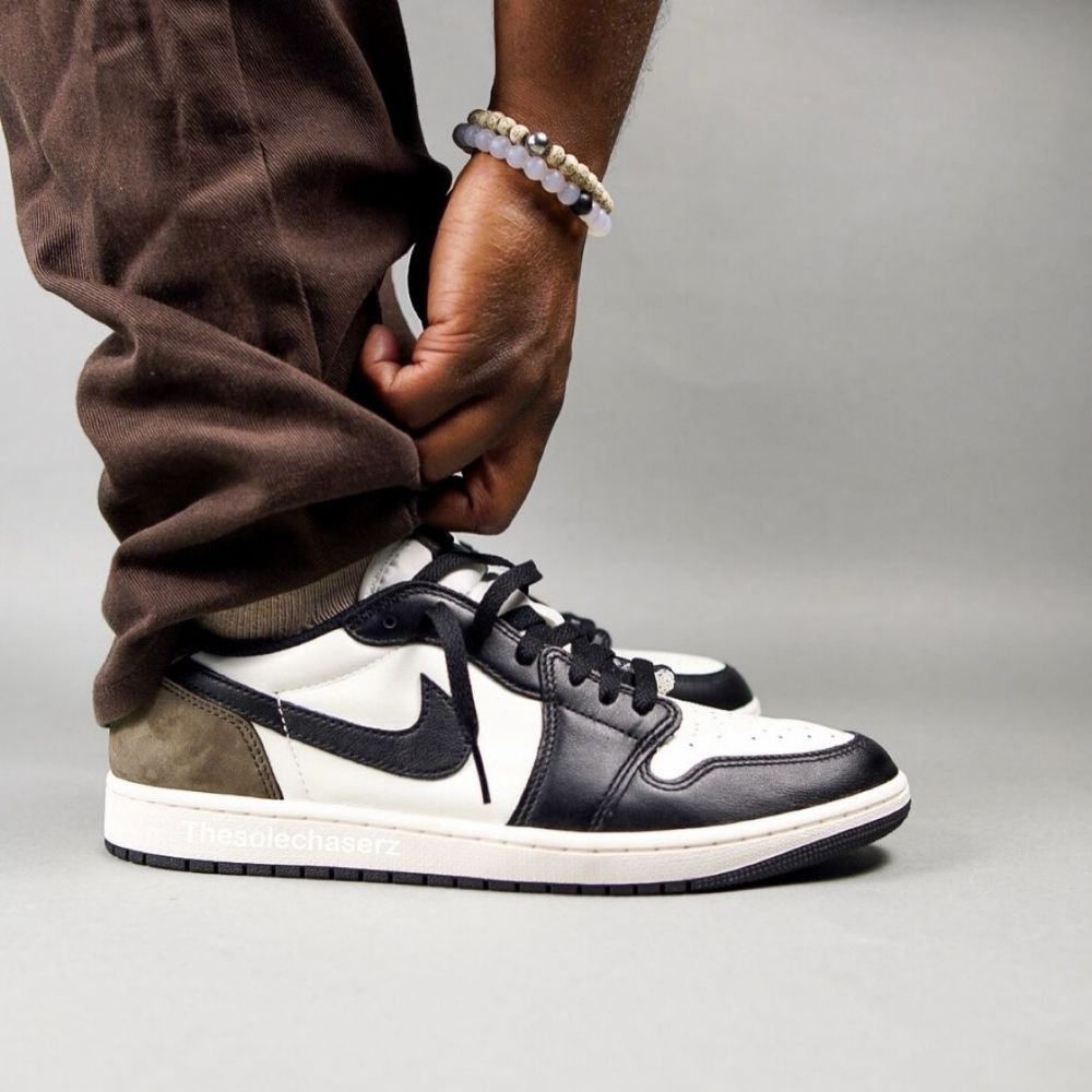 Air Jordan 1 Retro Low OG in Mocha - product image from the listing.