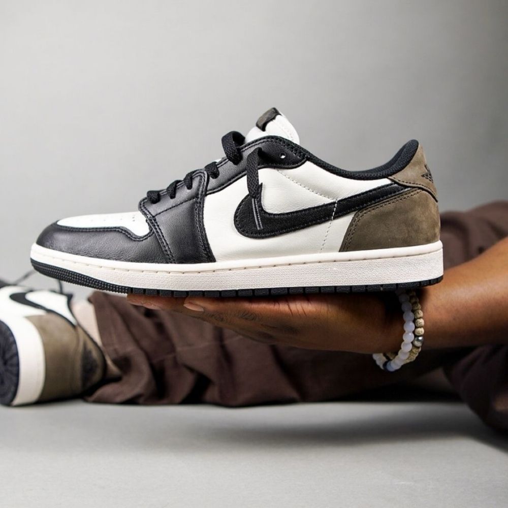 Air Jordan 1 Retro Low OG in Mocha - product image from the listing.