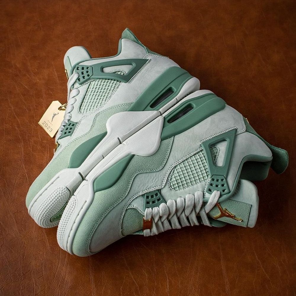 First Class WNBA PE - Air Jordan 4 - product image from the listing.