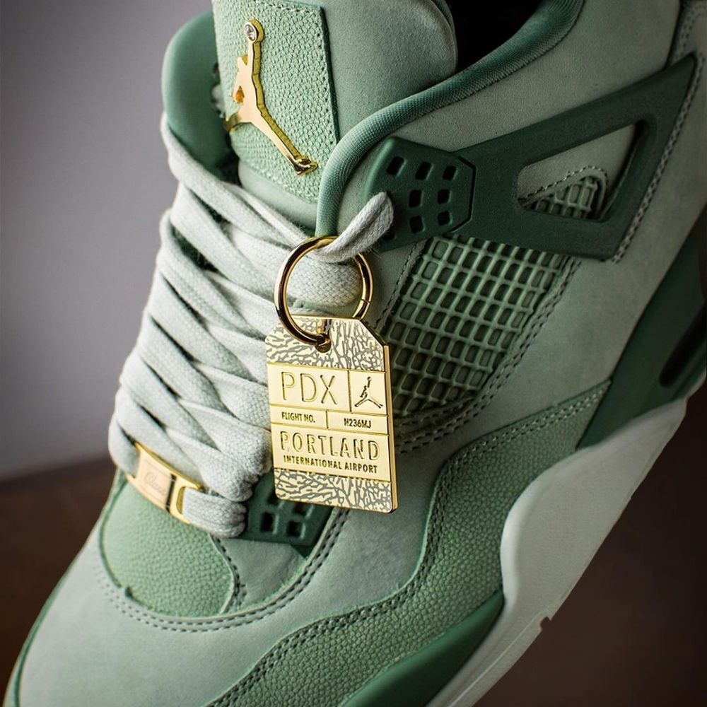 First Class WNBA PE - Air Jordan 4 - product image from the listing.