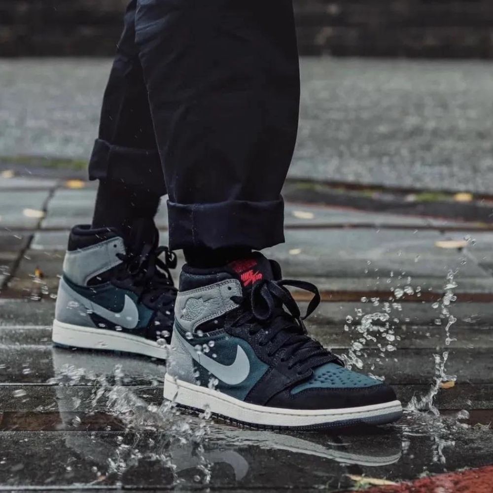 Air Jordan 1 Retro High Element Gore-Tex Black Particle in Grey - product image from the listing.