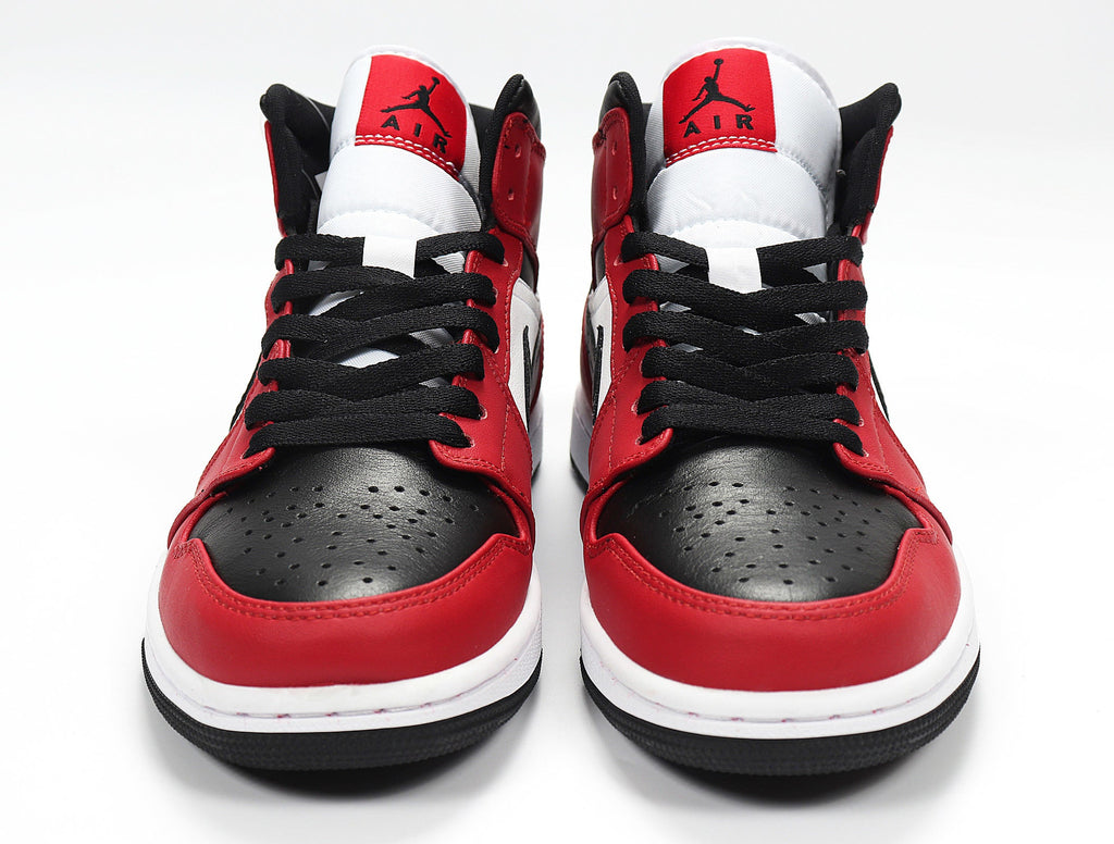 Air Jordan 1 High Chicago Sneakers in Red White Black 554724-069 - product image from the listing.