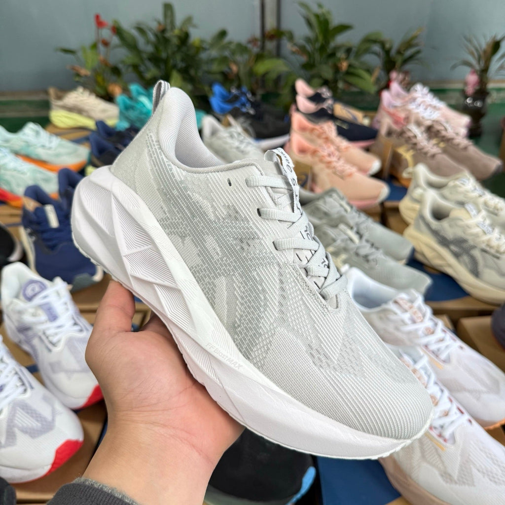 ASICS NOVABLAST 5 LE Running Shoes in White - product image from the listing.