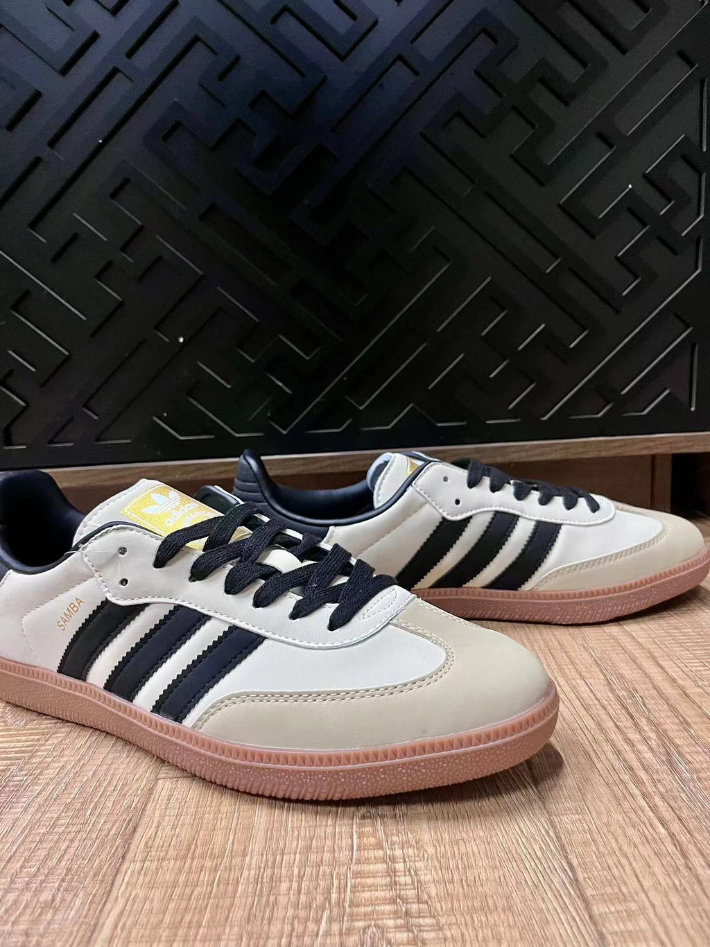 adidas Samba Low-Cut Sneakers White Black Gum Sole - product image from the listing.
