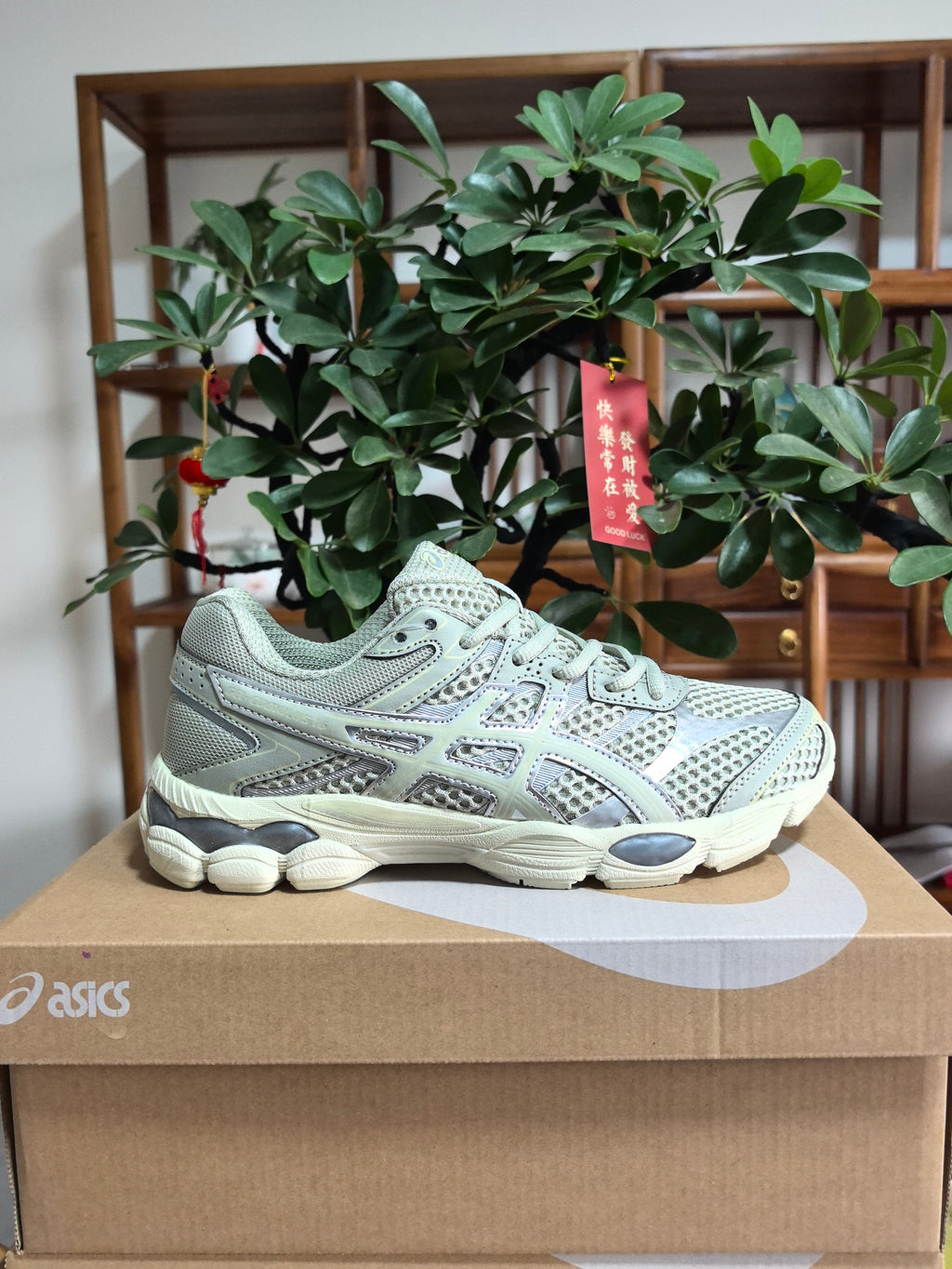 ASICS GEL-Cumulus 16 Sneakers in Gray and Fluorescent in Green - product image from the listing.