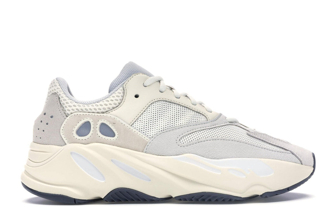 Yeezy 700 - Analog - product photo shown in the listing for this item.